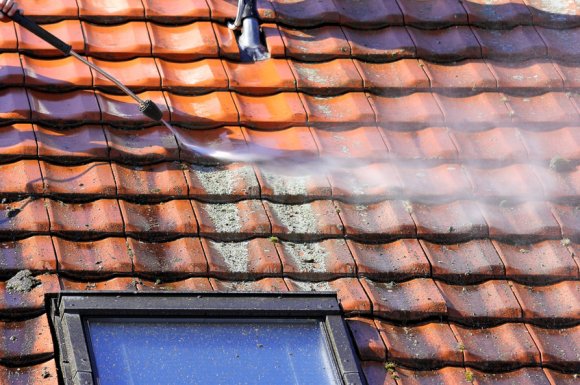 Nettoyage de toiture en béton par couvreur à Colomiers